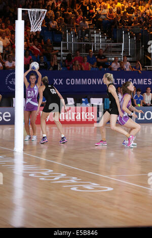 SECC, Glasgow, Schottland, Großbritannien, Samstag, Juli 2014. Schottland GA Lynsey Gallagher bereitet sich auf das Tor während ihres Vorrundenspieles Netball gegen Neuseeland vor, das Neuseeland bei den Commonwealth Games 2014 in Glasgow 71-14 gewann Stockfoto