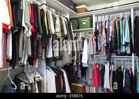 Organisiert nach Hause begehbarer Kleiderschrank, USA Stockfoto