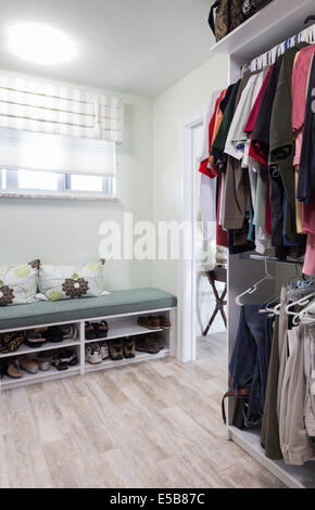 Organisiert nach Hause begehbarer Kleiderschrank, USA Stockfoto