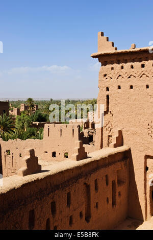 Kasbah Amerhidil, 17. Jahrhundert Fort, das erscheint auf 50 Dirham Hinweis, Wälle ausgetrocknetes Flussbett, 12. Jh. Palmenhaine, Skoura, Marokko Stockfoto