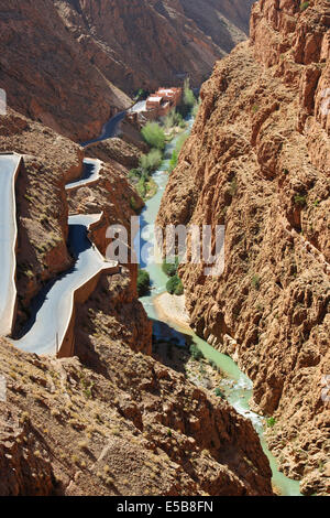 Spitze der Dades Schlucht, Hotel, gebaut in Red Rock, Schalter wieder Rd, Tal, absteigend, Todra Fluss, Nr Oasenband-Ed-Dades, Marokko Stockfoto