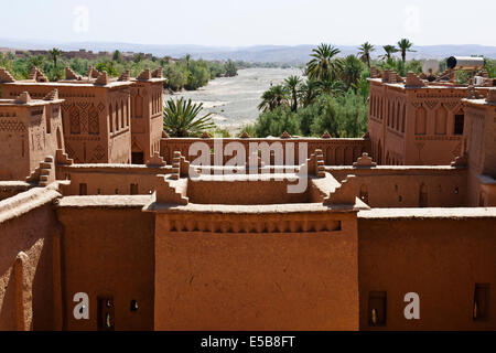 Kasbah Amerhidil, 17. Jahrhundert Fort, das erscheint auf 50 Dirham Hinweis, Wälle ausgetrocknetes Flussbett, 12. Jh. Palmenhaine, Skoura, Marokko Stockfoto