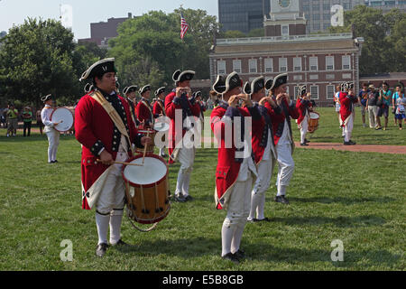 Pfeife und Trommel-Korps vor Independence Hall, Philadelphia, Pennsylvania. Stockfoto