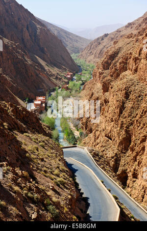 Spitze der Dades Schlucht, Hotel, gebaut in Red Rock, Schalter wieder Rd, Tal, absteigend, Todra Fluss, Nr Oasenband-Ed-Dades, Marokko Stockfoto