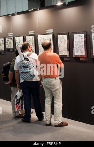 Fans sehen sich Comics auf der Barcelona International Comic Fair am 17. Mai 2014 in Barcelona, Katalonien, Spanien an. Stockfoto