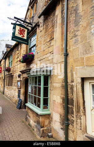 Chipping Campden High Street Red Lion Pub, Stadt in den englischen Cotswolds Stockfoto