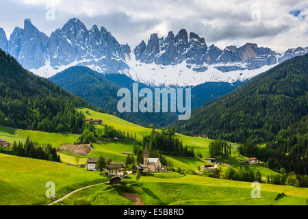 Die Geisler Berggipfel und die Kirche von St. Magdalena sind die Symbole des Val di Funes Stockfoto