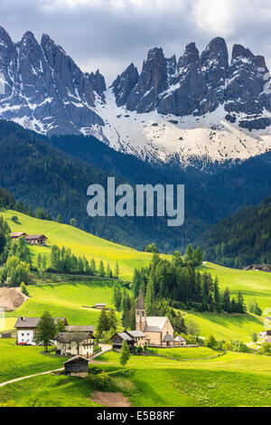 Die Geisler Berggipfel und die Kirche von St. Magdalena sind die Symbole des Val di Funes Stockfoto