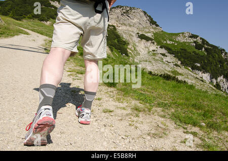 Mann klettert auf einem Berg in Tirol Österreich Stockfoto
