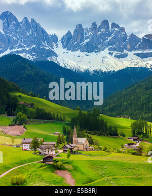 Die Geisler Berggipfel und die Kirche von St. Magdalena sind die Symbole des Val di Funes Stockfoto