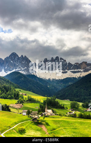 Die Geisler Berggipfel und die Kirche von St. Magdalena sind die Symbole des Val di Funes Stockfoto