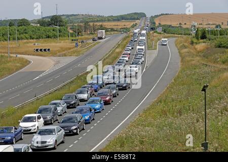 Verkehr-Warteschlange auf A303 Stonehenge vor. Stockfoto