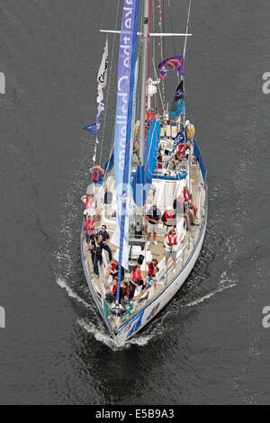 Glasgow, Schottland. 26. Juli 2014. Eine Flotte von rund 250 kleine Yachten und Boote Segel von James Watt Docks in Greenock und segelte den River Clyde, Liegeplatz am Pacific Quay im Stadtzentrum von Glasgow anlässlich der 20. Commonwealth Games in dieser Stadt statt. Es galt als die größte Flotte von Boote je nach dieser Reise getroffen haben. Das Segel wird mit einer Übernachtung in Pacific Quay beenden. Bildnachweis: Findlay/Alamy Live-Nachrichten Stockfoto