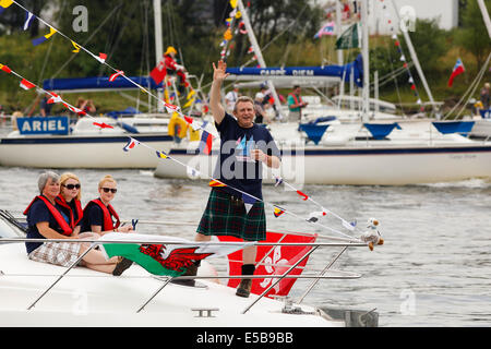 Glasgow, Schottland. 26. Juli 2014. Eine Flotte von rund 250 kleine Yachten und Boote Segel von James Watt Docks in Greenock und segelte den River Clyde, Liegeplatz am Pacific Quay im Stadtzentrum von Glasgow anlässlich der 20. Commonwealth Games in dieser Stadt statt. Es galt als die größte Flotte von Boote je nach dieser Reise getroffen haben. Das Segel wird mit einer Übernachtung in Pacific Quay beenden. Bildnachweis: Findlay/Alamy Live-Nachrichten Stockfoto