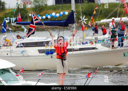 Glasgow, Schottland. 26. Juli 2014. Eine Flotte von rund 250 kleine Yachten und Boote Segel von James Watt Docks in Greenock und segelte den River Clyde, Liegeplatz am Pacific Quay im Stadtzentrum von Glasgow anlässlich der 20. Commonwealth Games in dieser Stadt statt. Es galt als die größte Flotte von Boote je nach dieser Reise getroffen haben. Das Segel wird mit einer Übernachtung in Pacific Quay beenden. Bildnachweis: Findlay/Alamy Live-Nachrichten Stockfoto