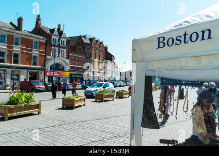 Boston-Stadt Zentrum Marktplatz Lincolnshire UK England Geschäfte Käufer außerhalb Sommer Stockfoto