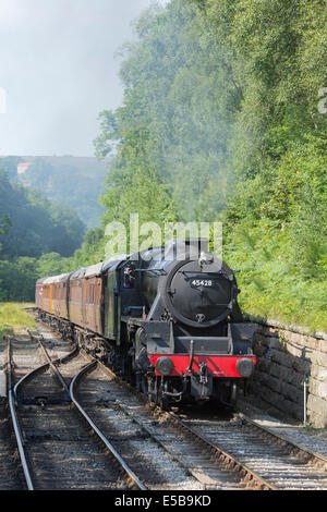 Stanier Schwarz fünf 45428 "Eric Treacy" betrieben von der North Yorkshire Moors Railway, am Bahnhof Goathland Stockfoto