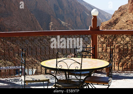 Spitze der Dades Schlucht, Hotel, gebaut in Red Rock, Schalter wieder Rd, Tal, absteigend, Todra Fluss, Nr Oasenband-Ed-Dades, Marokko Stockfoto