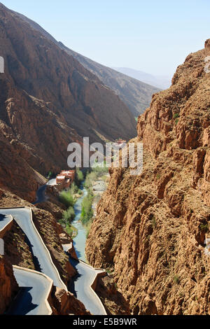 Spitze der Dades Schlucht, Hotel, gebaut in Red Rock, Schalter wieder Rd, Tal, absteigend, Todra Fluss, Nr Oasenband-Ed-Dades, Marokko Stockfoto