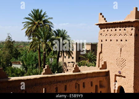 Kasbah Amerhidil, 17. Jahrhundert Fort, das erscheint auf 50 Dirham Hinweis, Wälle ausgetrocknetes Flussbett, 12. Jh. Palmenhaine, Skoura, Marokko Stockfoto