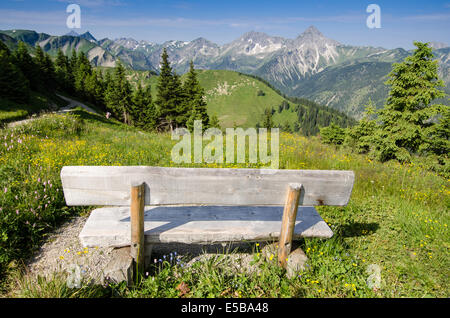 Bank in Tirol Österreich mit Blick auf Berge Stockfoto