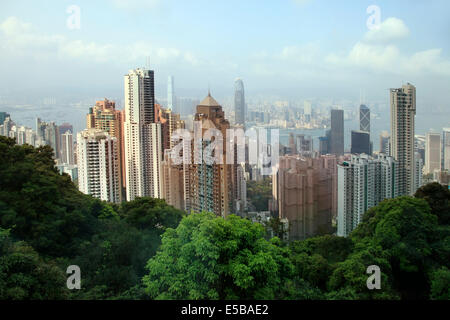 HONG KONG, CHINA - 29. April 2012: Hong Kong Skyline vom Victoria Peak am 29. April 2012 in Hong Kong Stockfoto