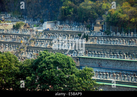 Blick auf die Berge auf Großstadt-Friedhof in Hong Kong Stockfoto