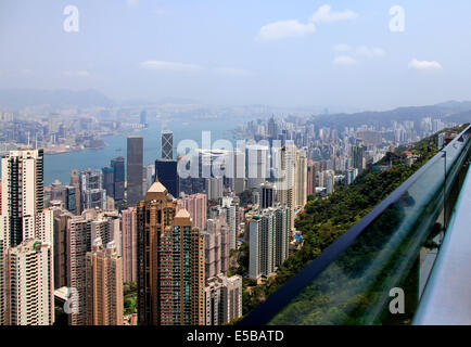 HONG KONG, CHINA - 29. April 2012: Hong Kong Skyline vom Victoria Peak am 29. April 2012 in Hong Kong Stockfoto