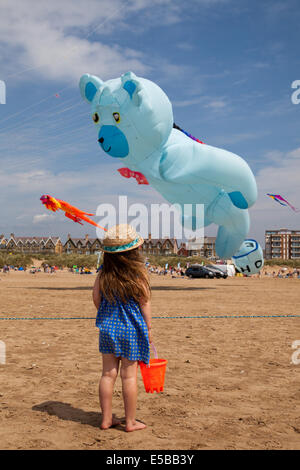 Lytham St Annes, Blackpool, 26. Juli 2014. St. Annes kite Festival. Maico Lytham (MR) watchesTeddy Tragen aufblasbare Drachen in den Himmel über St Annes Strandpromenade, überschwemmt mit Farbe als fabelhafte Anzeige Drachen in der Luft auf den Strand in der Nähe der Pier. Der Himmel über St Annes Strandpromenade waren überschwemmt mit Farbe als fabelhafte Anzeige Drachen in der Luft auf den Strand in der Nähe der Pier, und mit einem riesigen blauen Aufblasbare Teddybär. Stockfoto