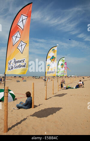 Lytham St Annes, Blackpool, 26. Juli 2014. Fahnen an der St. Annes kite Festival.  Den Himmel über St. Annes Seafront wurden überflutet mit Farbe als fabelhafte Anzeige Drachen in der Luft am Strand neben dem Pier nahm.  Das Festival vorgestellten einzeiligen Drachen in allen Formen und Größen, einschließlich Kühe, Manta-Rochen, einen riesigen Teddybären, Hunde und sogar Flusspferde zusammen mit 2-Leiner und 4-Leiner Lenkdrachen fliegen.   Bildnachweis: Mar Photographics/Alamy Live-Nachrichten. Stockfoto