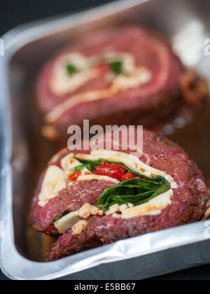 Steaks mit Käse und Spinat in eine Bratpfanne gewickelt Stockfoto