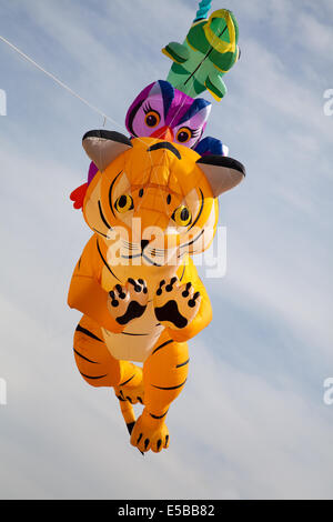 Lytham St Annes, Blackpool, 26th Juli, 2014.Annes Kite Festival. Der Himmel über St. Annes Küste war von Farbe überflutet, da fabelhafte Schaudrachen auf dem Strand neben dem Pier in die Luft gingen. Das Festival zeigte einlinige Drachen in allen Formen und Größen, einschließlich fliegende Kühe, Manta Rays, einen Riesen-Teddybären, Hunde und sogar Nilpferde zusammen mit 2-linigen und 4-linigen Stunt-Drachen. Stockfoto