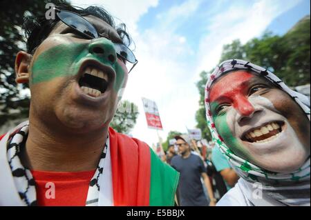 London, Vereinigtes Königreich, Vereinigtes Königreich. 26. Juli 2014. Tausende von pro-palästinensische Demonstranten marschieren durch London 10 Downing Street, fordern ein Ende der israelischen Operation in Gaza Credit: Gail Orenstein/ZUMA Draht/Alamy Live News Stockfoto