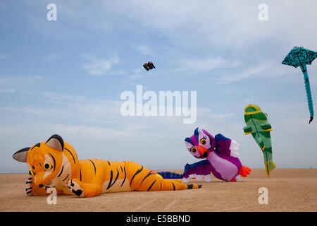 Lytham St Annes, Blackpool, 26. Juli 2014. St. Annes kite Festival.  Den Himmel über St. Annes Seafront wurden überflutet mit Farbe als fabelhafte Anzeige Drachen in der Luft am Strand neben dem Pier nahm.  Das Festival vorgestellten einzeiligen Drachen in allen Formen und Größen, einschließlich Kühe, Manta-Rochen, einen riesigen Teddybären, Hunde und sogar Flusspferde zusammen mit 2-Leiner und 4-Leiner Lenkdrachen fliegen.   Bildnachweis: Mar Photographics/Alamy Live-Nachrichten. Stockfoto