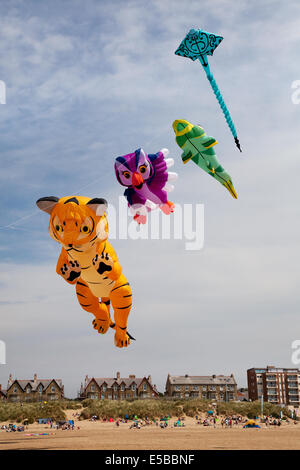 Lytham St Annes, Blackpool, 26. Juli 2014. St. Annes kite Festival.  Den Himmel über St. Annes Seafront wurden überflutet mit Farbe als fabelhafte Anzeige Drachen in der Luft am Strand neben dem Pier nahm.  Das Festival vorgestellten einzeiligen Drachen in allen Formen und Größen, einschließlich Kühe, Manta-Rochen, einen riesigen Teddybären, Hunde und sogar Flusspferde zusammen mit 2-Leiner und 4-Leiner Lenkdrachen fliegen.   Bildnachweis: Mar Photographics/Alamy Live-Nachrichten. Stockfoto