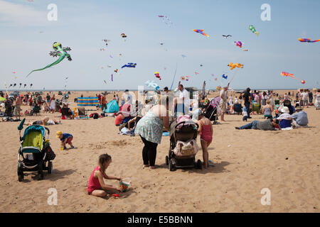 Sommerzeit in Lytham St Annes, Blackpool, 26. Juli 2014. St. Annes Drachenfest. Der Himmel über der Küste von St Annes war farbenprächig, da fabelhafte Schaukiten am Strand neben dem Pier in die Luft gingen. Auf dem Festival wurden einzeilige Drachen aller Formen und Größen gezeigt, darunter fliegende Kühe, Mantarochen, ein riesiger Teddybär, Hunde und sogar Flusspferde zusammen mit 2-zeiligen und 4-zeiligen Stuntkiten. Stockfoto