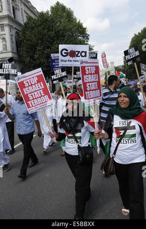 Tausende von Menschen haben durch London zu fordern ein Ende der israelischen Boden Kampagne und Raketenangriffe auf Gaza marschierten. Stockfoto