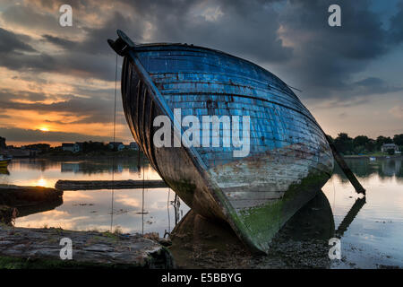 Eine alte verlassene hölzerne Angelboot/Fischerboot an der Küste Hooe See in Plymouth, Devon Stockfoto