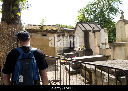 Menschen Sie besuchen Jim Morrison Grab im Friedhof Père Lachaise, Paris, Frankreich Stockfoto