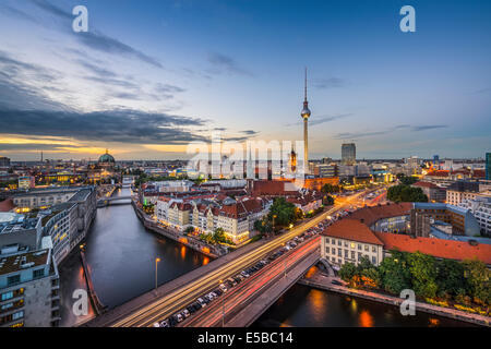 Berlin, Deutschland Skyline der Stadt in der Dämmerung. Stockfoto