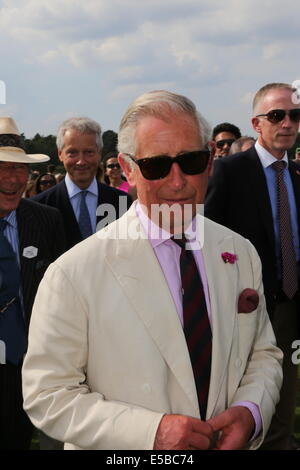 Guards Polo Club, Windsor, Berkshire, Großbritannien. 26. Juli 2014. Seine Königliche Hoheit, Prinz von Wales, in der Halbzeit coronation Cup 26 juli 2014 Polo Match Credit: Jonathan Tennant/Alamy leben Nachrichten Stockfoto