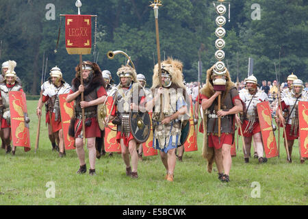 Die römische Legion Armee marschiert in die Schlacht bei reenactment Stockfoto