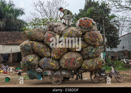 Recycling-Dosen und Flaschen auf Wagen hinter Motorrad geladen. Voluminöse bunten und erstaunlichen Vorschlag. Stockfoto