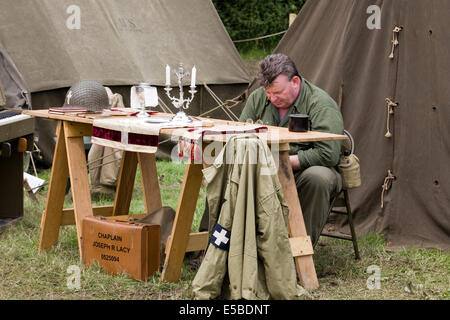 Die Kaplan-Korps von der United States Army, Kaplan, die Bibel zu lesen Stockfoto