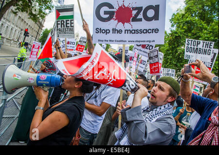 London, UK. 26. Juli 2014. Der Marsch geht Downing Street. Das "Massaker" in Gaza Protest zu stoppen. Eine Demonstration von genannt: stoppen Sie die Krieg-Koalition, Palestine Solidarity Campaign Kampagne für nukleare Abrüstung, Freunde der Al Aqsa, britische Muslim Initiative, Muslim Association of Britain, palästinensische Forum in Großbritannien. Sie bei der israelischen Botschaft montiert und marschierten zum Parlament. Sie forderten "Israels Bombardierung und Tötung, jetzt und für David Cameron zu stoppen, Unterstützung der israelischen Kriegsverbrechen zu stoppen". London, 26. Juli 2014. Bildnachweis: Guy Bell/Alamy Live-Nachrichten Stockfoto