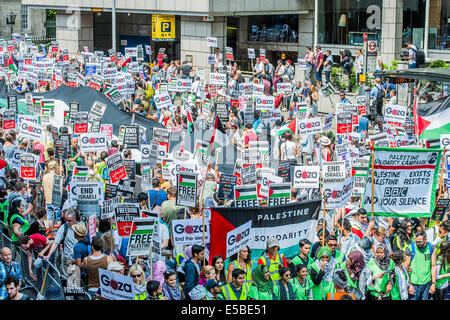 London, UK. 26. Juli 2014. Das "Massaker" in Gaza Protest zu stoppen. Eine Demonstration von genannt: stoppen Sie die Krieg-Koalition, Palestine Solidarity Campaign Kampagne für nukleare Abrüstung, Freunde der Al Aqsa, britische Muslim Initiative, Muslim Association of Britain, palästinensische Forum in Großbritannien. Sie bei der israelischen Botschaft montiert und marschierten zum Parlament. Sie forderten "Israels Bombardierung und Tötung, jetzt und für David Cameron zu stoppen, Unterstützung der israelischen Kriegsverbrechen zu stoppen". London, 26. Juli 2014. Bildnachweis: Guy Bell/Alamy Live-Nachrichten Stockfoto