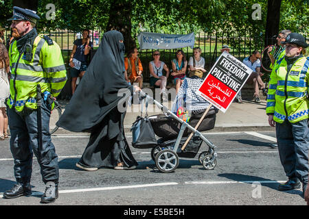 London, UK. 26. Juli 2014. Das "Massaker" in Gaza Protest zu stoppen. Eine Demonstration von genannt: stoppen Sie die Krieg-Koalition, Palestine Solidarity Campaign Kampagne für nukleare Abrüstung, Freunde der Al Aqsa, britische Muslim Initiative, Muslim Association of Britain, palästinensische Forum in Großbritannien. Sie bei der israelischen Botschaft montiert und marschierten zum Parlament. Sie forderten "Israels Bombardierung und Tötung, jetzt und für David Cameron zu stoppen, Unterstützung der israelischen Kriegsverbrechen zu stoppen". London, 26. Juli 2014. Bildnachweis: Guy Bell/Alamy Live-Nachrichten Stockfoto