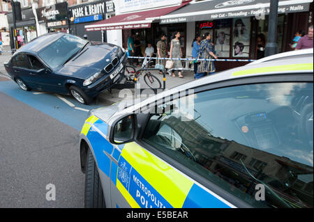 Obere Straße, Tooting Bec, London, UK tuten. 26. Juli 2014. Ein Fahrer gelang es, die Sicherheit Fahrradstellplätze in Tooting Bec, Süd-west-London zu montieren. Nach Angaben der Polizei, die niemand verletzt wurde, als die BMW auf den Bordstein und geschafft, auf das statische Bike crash steht im oberen Tooting Straße. Bildnachweis: Lee Thomas/Alamy Live-Nachrichten Stockfoto