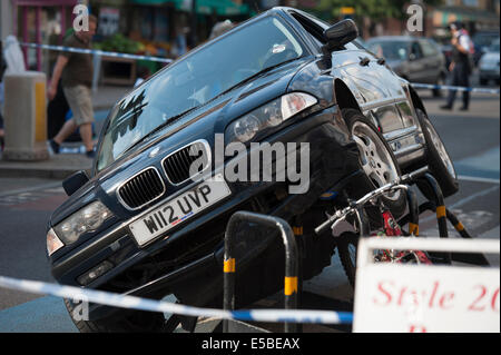 Obere Straße, Tooting Bec, London, UK tuten. 26. Juli 2014. Ein Fahrer gelang es, die Sicherheit Fahrradstellplätze in Tooting Bec, Süd-west-London zu montieren. Nach Angaben der Polizei, die niemand verletzt wurde, als die BMW auf den Bordstein und geschafft, auf das statische Bike crash steht im oberen Tooting Straße. Bildnachweis: Lee Thomas/Alamy Live-Nachrichten Stockfoto