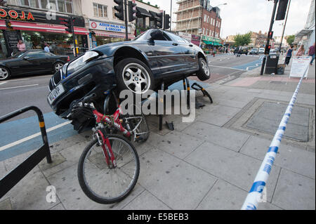 Obere Straße, Tooting Bec, London, UK tuten. 26. Juli 2014. Ein Fahrer gelang es, die Sicherheit Fahrradstellplätze in Tooting Bec, Süd-west-London zu montieren. Nach Angaben der Polizei, die niemand verletzt wurde, als die BMW auf den Bordstein und geschafft, auf das statische Bike crash steht im oberen Tooting Straße. Bildnachweis: Lee Thomas/Alamy Live-Nachrichten Stockfoto